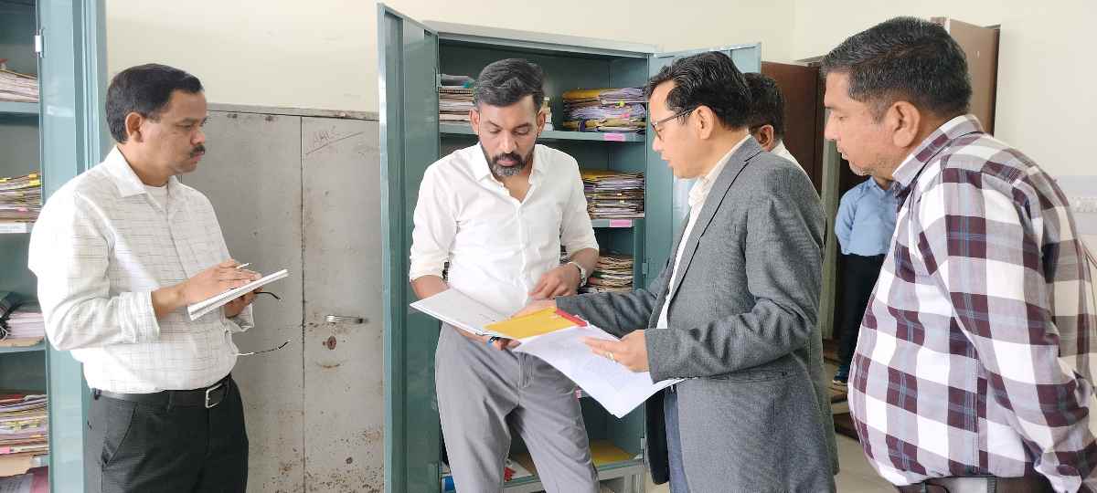जिलाधिकारी ने शस्त्र पटल का निरीक्षण कर दिए सुधार के निर्देश