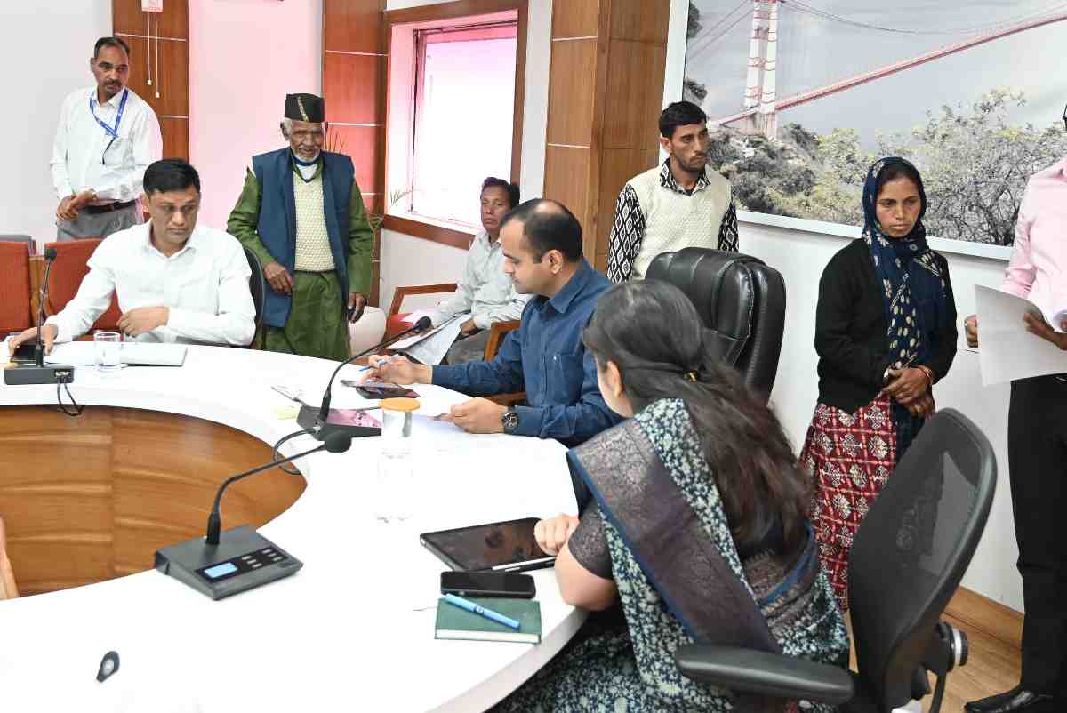 जिलाधिकारी टिहरी ने जनता मिलन कार्यक्रम में सुनी जन-समस्याएं