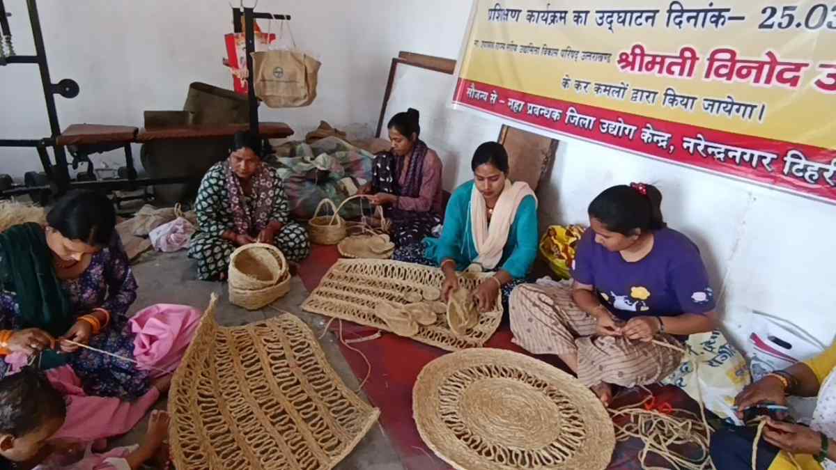 बखरियाणा गांव की महिलाएं नेचुरल फाइबर से बना रही हैं सजावटी सामान