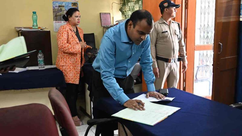 चंबा में जिलाधिकारी का औचक निरीक्षण: लापरवाह कर्मचारियों को लगाई फटकार, जनसुविधाओं में सुधार के दिए निर्देश