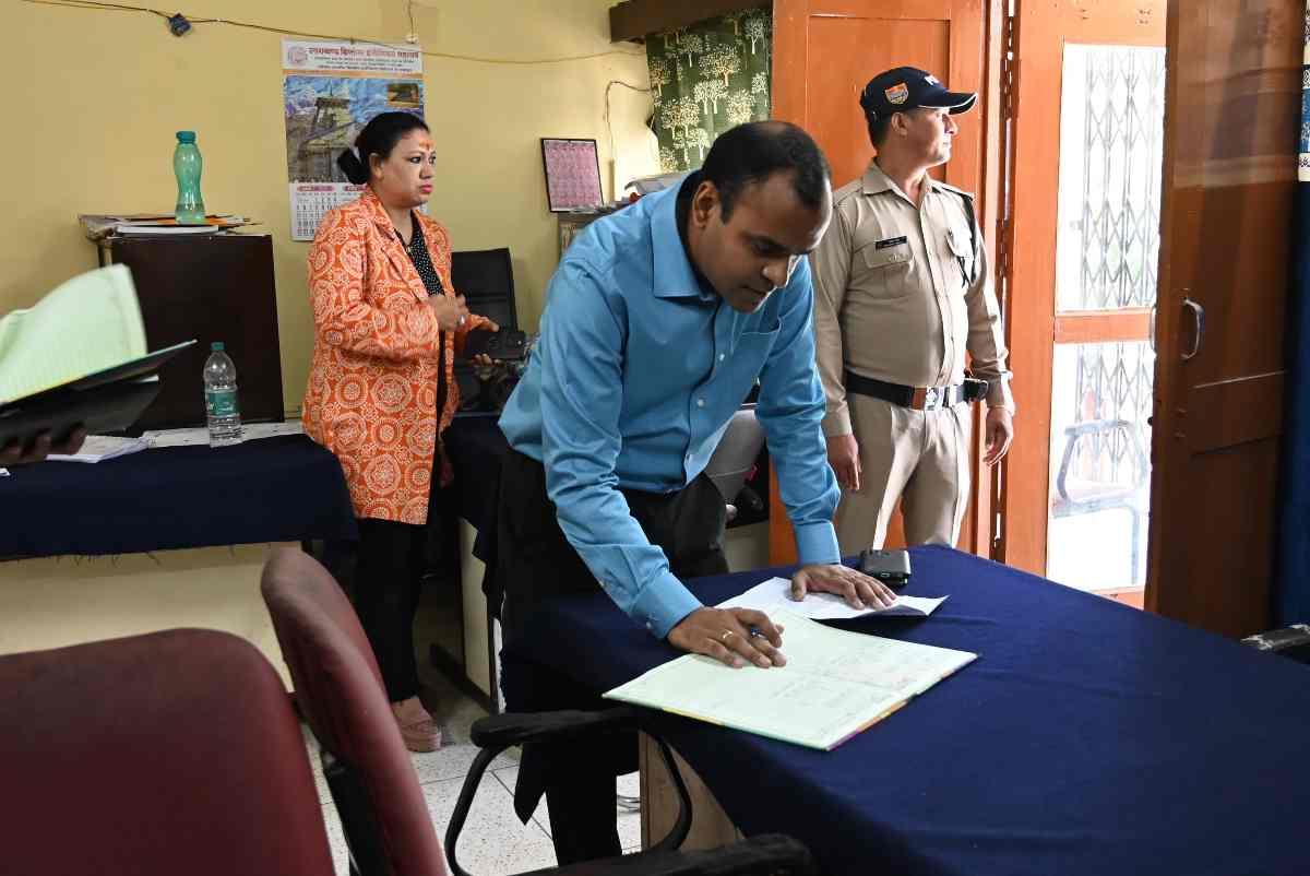 चंबा में जिलाधिकारी का औचक निरीक्षण: लापरवाह कर्मचारियों को लगाई फटकार, जनसुविधाओं में सुधार के दिए निर्देश