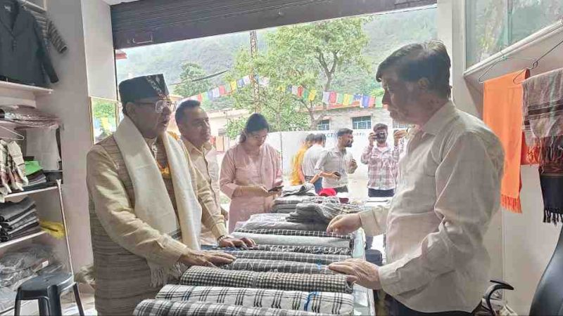 उत्तरकाशी में राज्यमंत्री वीरेंद्र सेमवाल ने हथकरघा एवं हस्तशिल्प केंद्रों का किया निरीक्षण, बुनकरों को योजनाओं से जोड़ने के दिए निर्देश