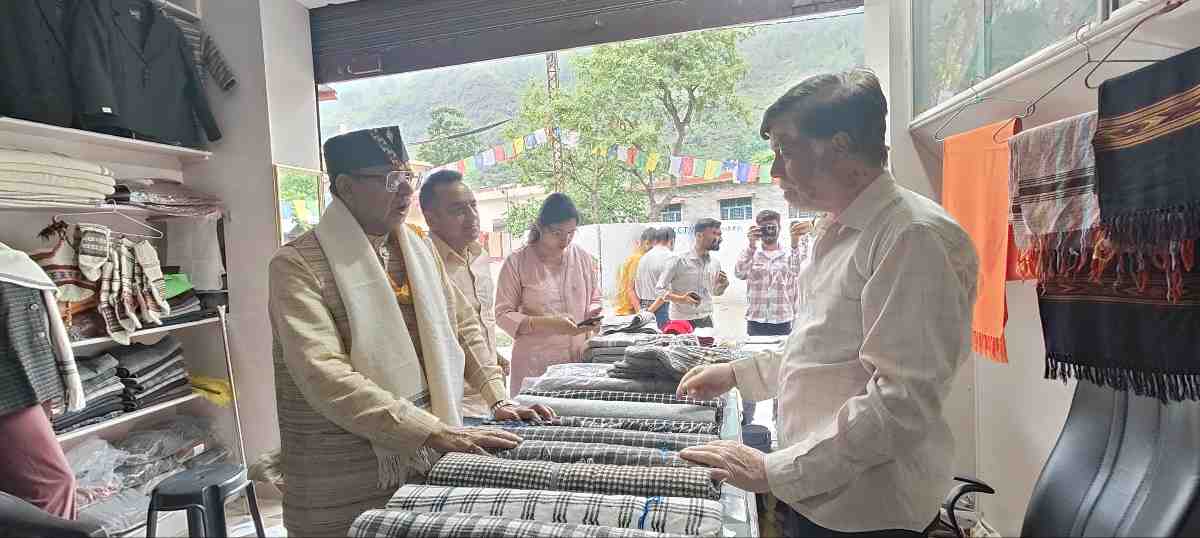 उत्तरकाशी में राज्यमंत्री वीरेंद्र सेमवाल ने हथकरघा एवं हस्तशिल्प केंद्रों का किया निरीक्षण, बुनकरों को योजनाओं से जोड़ने के दिए निर्देश