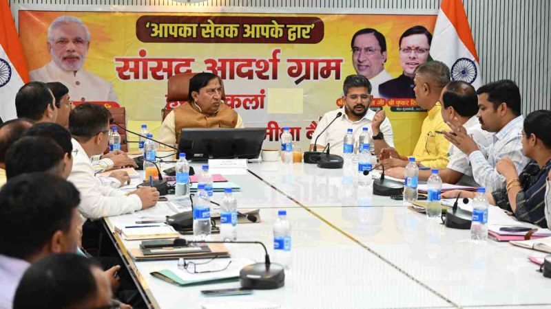 राज्यसभा सांसद नरेश बंसल ने ली सांसद आदर्श ग्राम हरिपुर कलां की समीक्षा बैठक