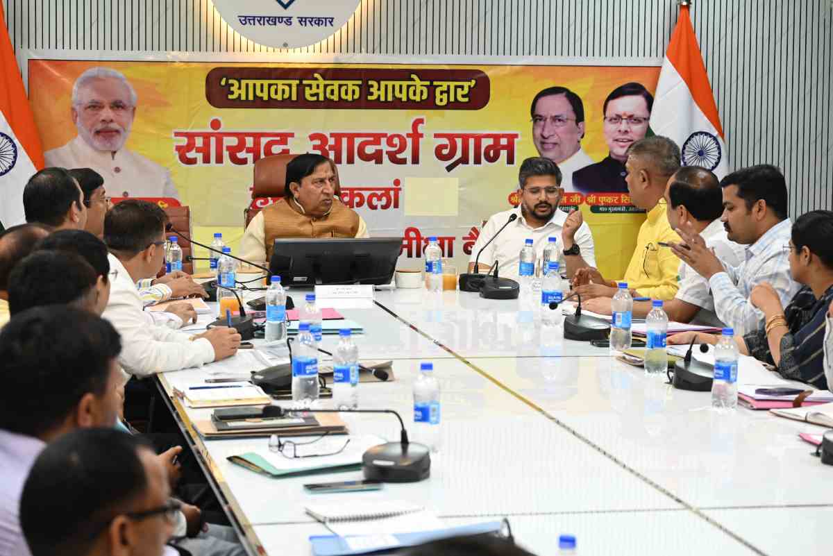 राज्यसभा सांसद नरेश बंसल ने ली सांसद आदर्श ग्राम हरिपुर कलां की समीक्षा बैठक