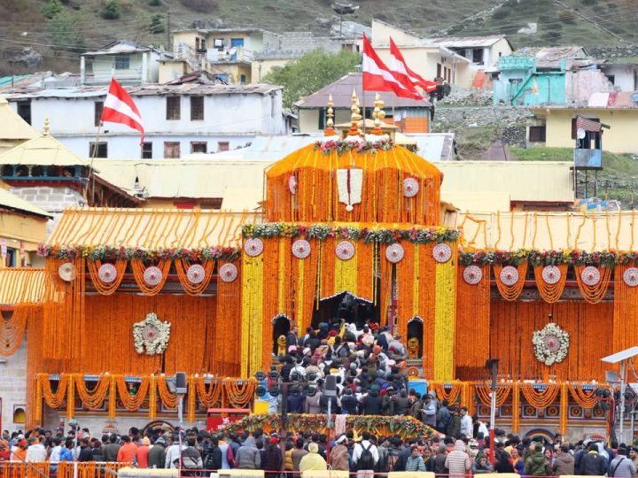 श्री बदरीनाथ धाम के कपाट खुले, मुख्यमंत्री ने प्रधानमंत्री के नाम से की प्रथम महाभिषेक पूजा