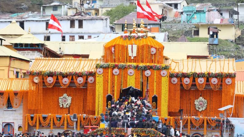 श्री बदरीनाथ धाम के कपाट खुले, मुख्यमंत्री ने प्रधानमंत्री के नाम से की प्रथम महाभिषेक पूजा