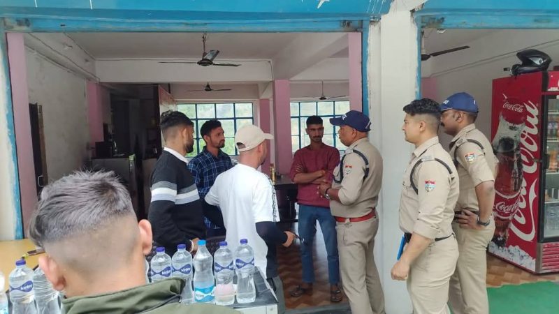 टिहरी पुलिस ने बिना सत्यापन रखे लोगों पर की सख्त कार्रवाई, डेढ़ लाख रुपये से अधिक के चालान