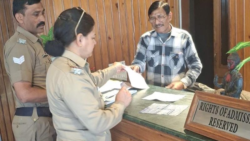टिहरी पुलिस का सत्यापन अभियान जारी: 1.80 लाख से अधिक के चालान