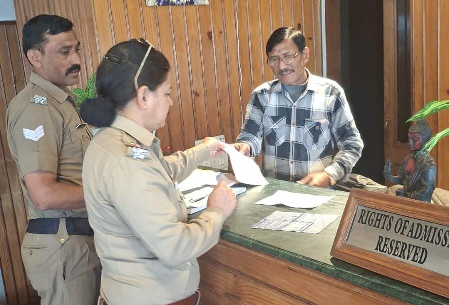 टिहरी पुलिस का सत्यापन अभियान जारी: 1.80 लाख से अधिक के चालान