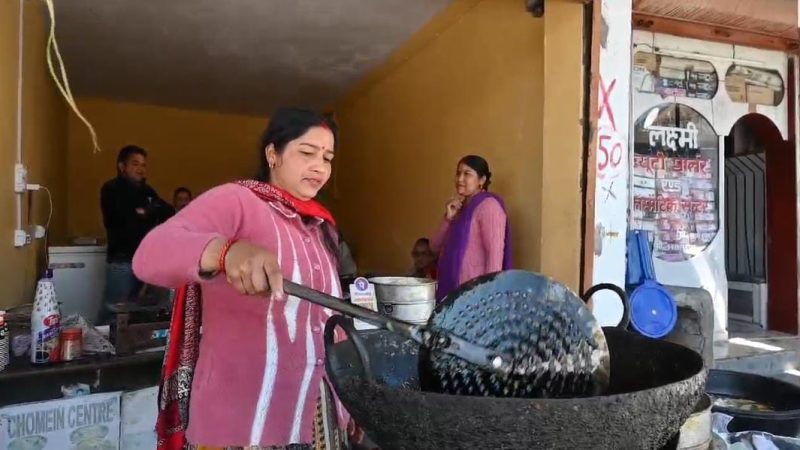 महिलाओं की मिसाल बनीं सुनीता सजवाण: गांव की सीमाओं से निकलकर आत्मनिर्भरता की उड़ान