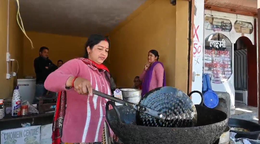 महिलाओं की मिसाल बनीं सुनीता सजवाण: गांव की सीमाओं से निकलकर आत्मनिर्भरता की उड़ान