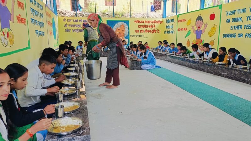 अब खुले में नहीं, भोजन कक्ष में खाएंगे सरकारी स्कूलों के बच्चे