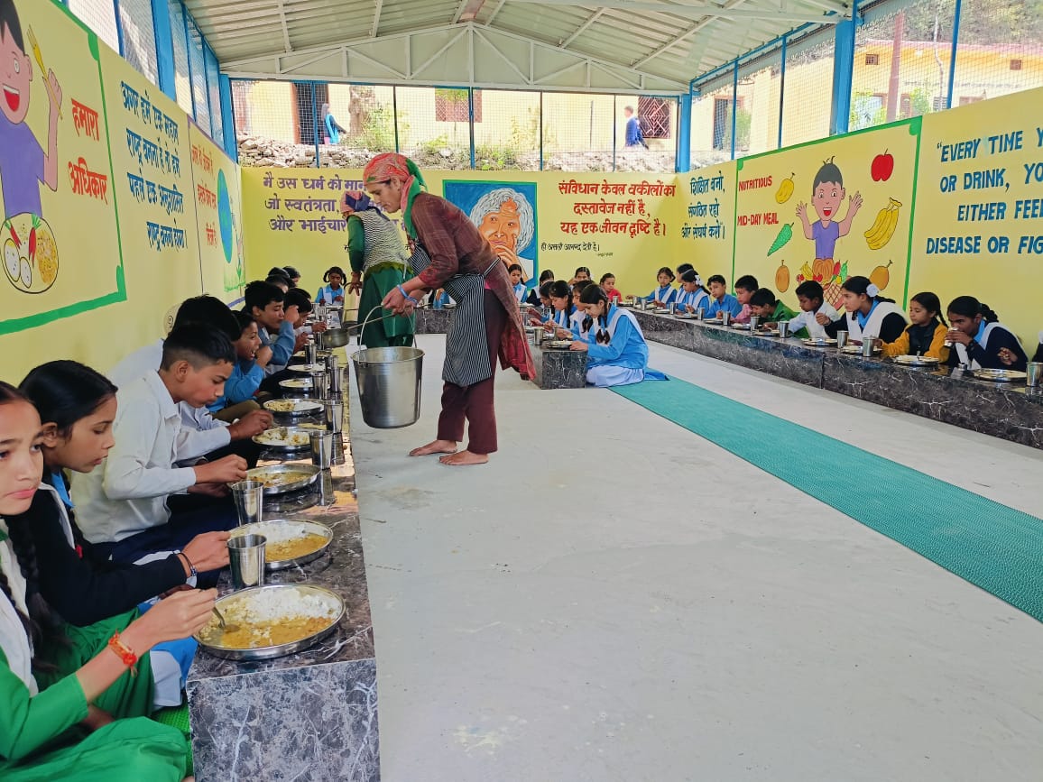 अब खुले में नहीं, भोजन कक्ष में खाएंगे सरकारी स्कूलों के बच्चे