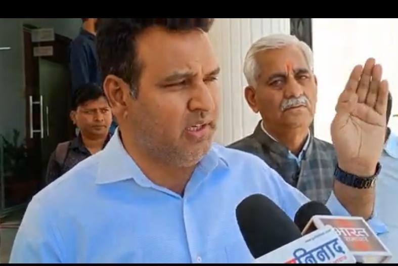 देवप्रयाग में विकास की नई बयार: डिजिटल होंगे स्कूल, पक्की होंगी सड़कें और बनेगा टफन ग्लास सेल्फी पॉइंट- विनोद कंडारी