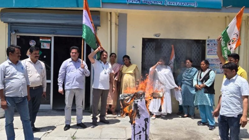 टिहरी में महिला कांग्रेस का विरोध प्रदर्शन: भाजपा नेता विजय शाह का पुतला फूंका