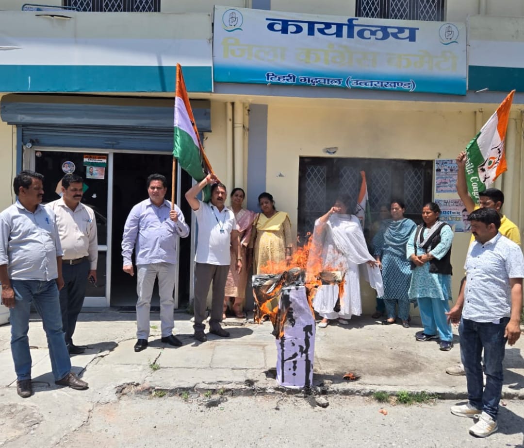 टिहरी में महिला कांग्रेस का विरोध प्रदर्शन: भाजपा नेता विजय शाह का पुतला फूंका