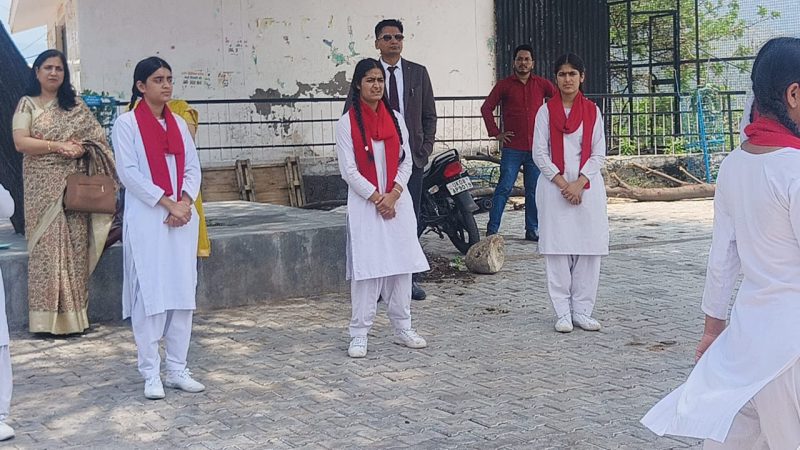 नरेंद्र महिला विद्यालय भागीरथीपुरम में विधिक जागरूकता शिविर आयोजित