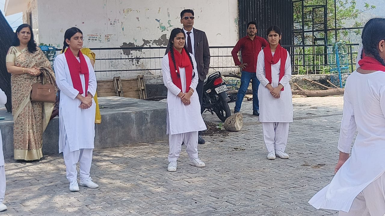 नरेंद्र महिला विद्यालय भागीरथीपुरम में विधिक जागरूकता शिविर आयोजित