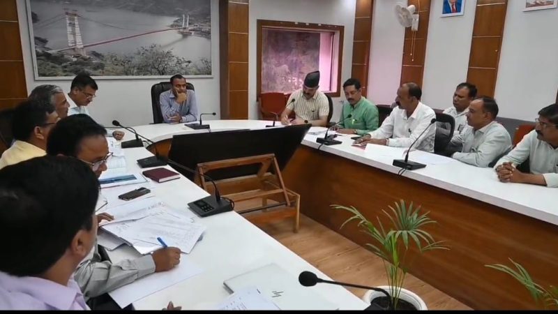 लखवाड़ बांध प्रभावितों की समस्याओं के समाधान हेतु जिलाधिकारी की अध्यक्षता में आयोजित हुई महत्वपूर्ण बैठक
