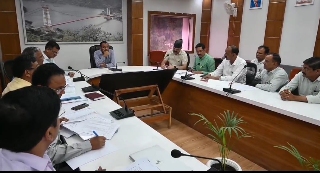लखवाड़ बांध प्रभावितों की समस्याओं के समाधान हेतु जिलाधिकारी की अध्यक्षता में आयोजित हुई महत्वपूर्ण बैठक