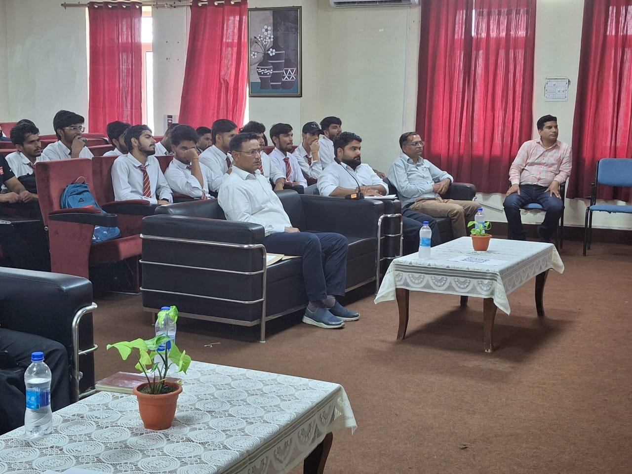 पर्याप्त संसाधन और सही दिशा मिलने से विकास की ओर बढ़ते बच्चे