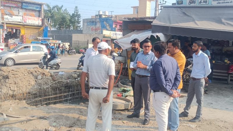 जलभराव से निजात के लिए नगर निगम ऋषिकेश की पहल, परशुराम चौक से हीरालाल मार्ग तक बन रहा नाला और सीसी रोड