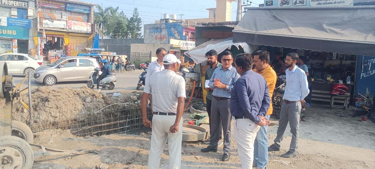 जलभराव से निजात के लिए नगर निगम ऋषिकेश की पहल, परशुराम चौक से हीरालाल मार्ग तक बन रहा नाला और सीसी रोड