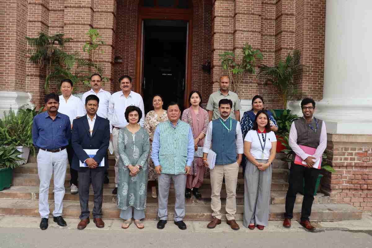 राष्ट्रीय अनुसूचित जनजाति आयोग के सदस्य ने वन अनुसंधान संस्थान का दौरा किया