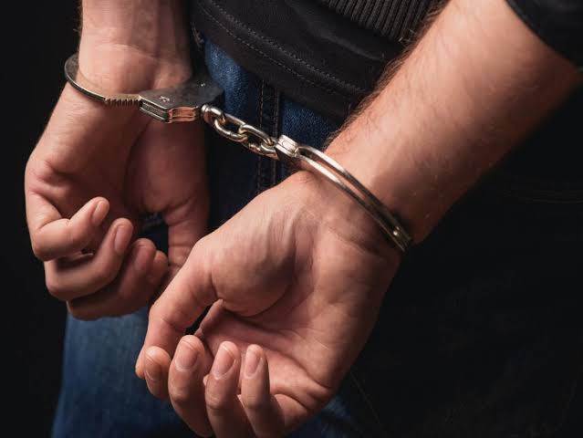 चौकी प्रभारी 1 लाख की रिश्वत लेते रंगे हाथ गिरफ्तार