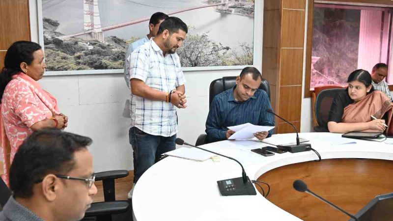 जिलाधिकारी ने जनता दर्शन में सुनीं जन समस्याएं, त्वरित निस्तारण के दिए निर्देश