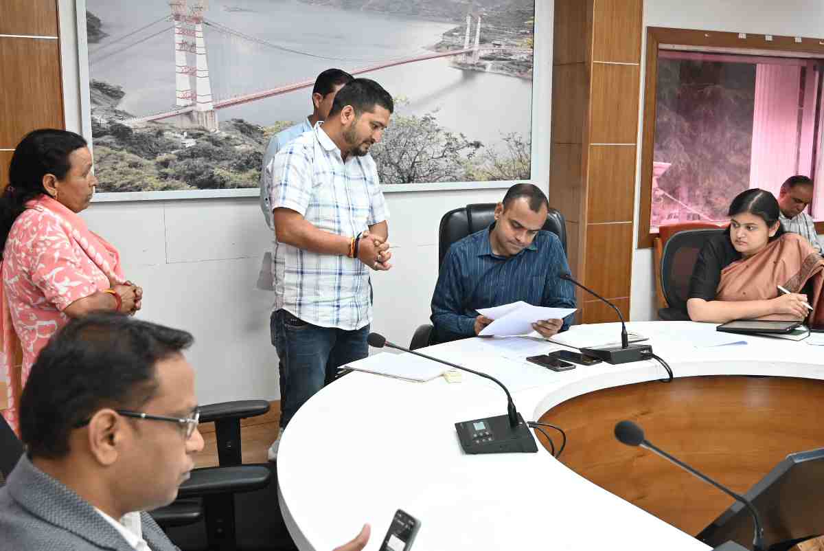 जिलाधिकारी ने जनता दर्शन में सुनीं जन समस्याएं, त्वरित निस्तारण के दिए निर्देश