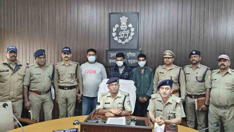 बिजली के तार और लोहे के एंगल चोरी करने वाले तीन शातिर चोर गिरफ्तार