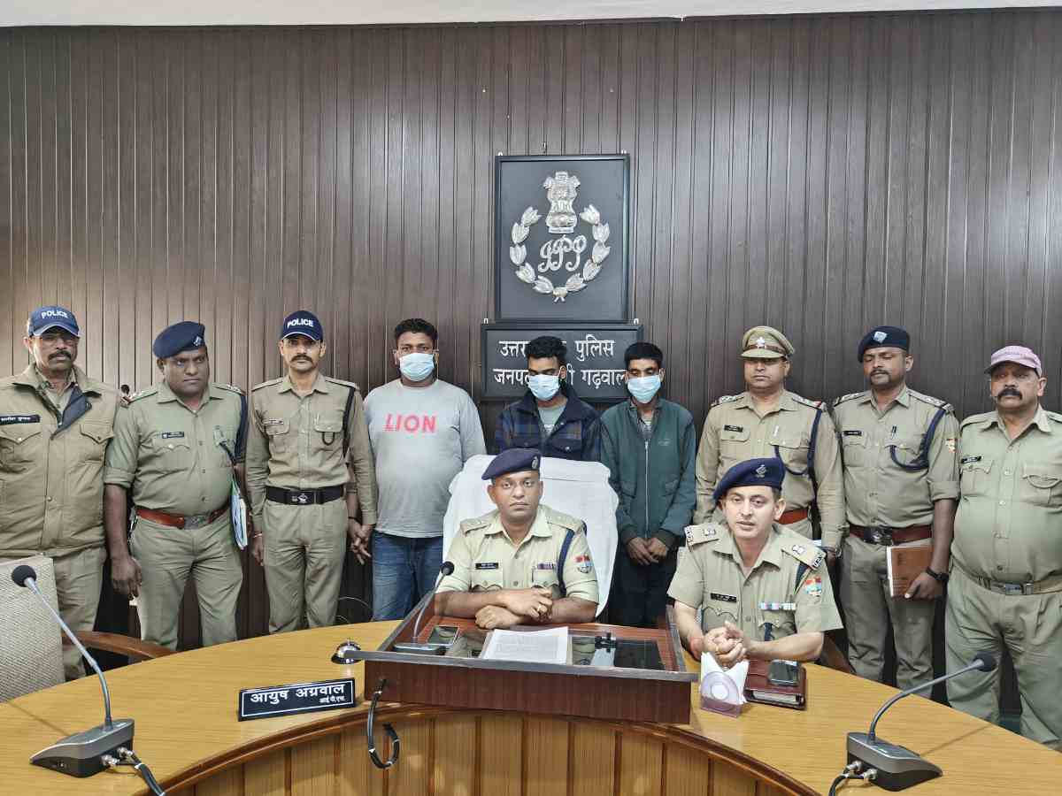 बिजली के तार और लोहे के एंगल चोरी करने वाले तीन शातिर चोर गिरफ्तार