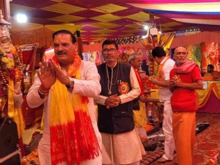 अष्टादश महापुराण कथा ज्ञान यज्ञ के अंतिम दिवस पर विधायक विक्रम सिंह नेगी और पूर्व प्रमुख विजय गुनसोला ने व्यास पीठ से लिया आशीर्वाद
