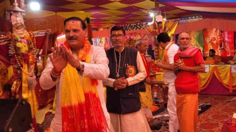 अष्टादश महापुराण कथा ज्ञान यज्ञ के अंतिम दिवस पर विधायक विक्रम सिंह नेगी और पूर्व प्रमुख विजय गुनसोला ने व्यास पीठ से लिया आशीर्वाद