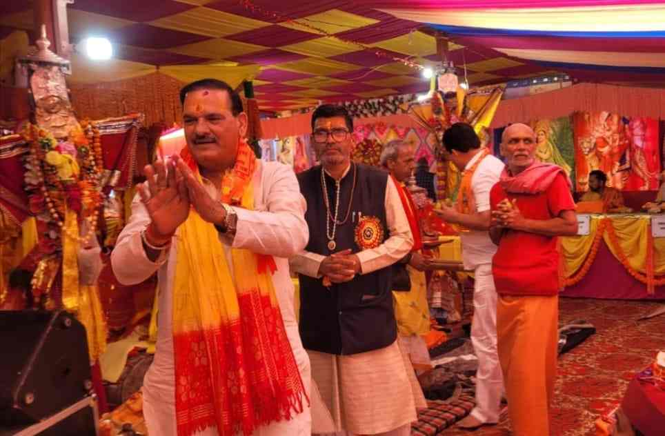 अष्टादश महापुराण कथा ज्ञान यज्ञ के अंतिम दिवस पर विधायक विक्रम सिंह नेगी और पूर्व प्रमुख विजय गुनसोला ने व्यास पीठ से लिया आशीर्वाद