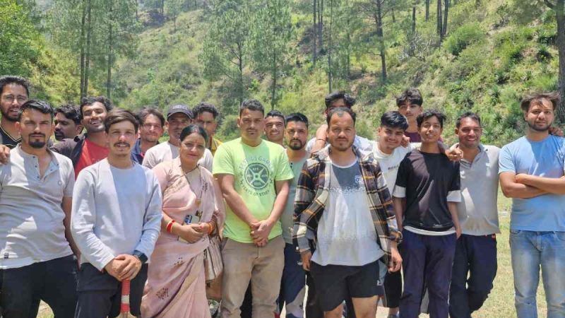 कमान्द थौलधार में मैत्री क्रिकेट टूर्नामेंट का शुभारंभ, युवाओं में उमंग और उत्साह का माहौल