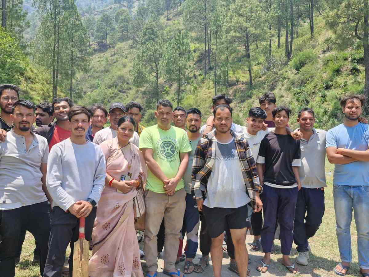 कमान्द थौलधार में मैत्री क्रिकेट टूर्नामेंट का शुभारंभ, युवाओं में उमंग और उत्साह का माहौल