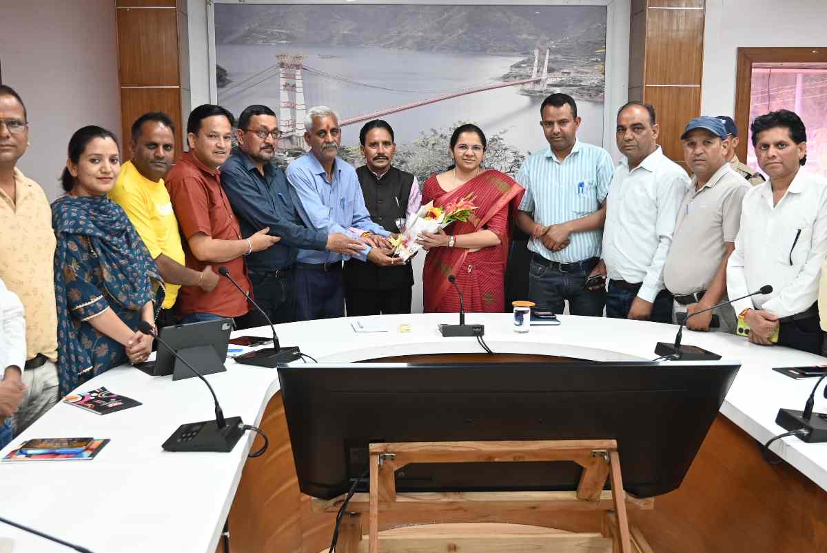 डीएम टिहरी की मीडिया से खास मुलाकात: विकास, जनकल्याण और पर्यटन पर दिया जोर