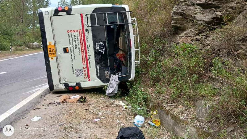 टिपरी के पास तीर्थयात्रियों से भरी बस पलटी, तीन गंभीर घायल