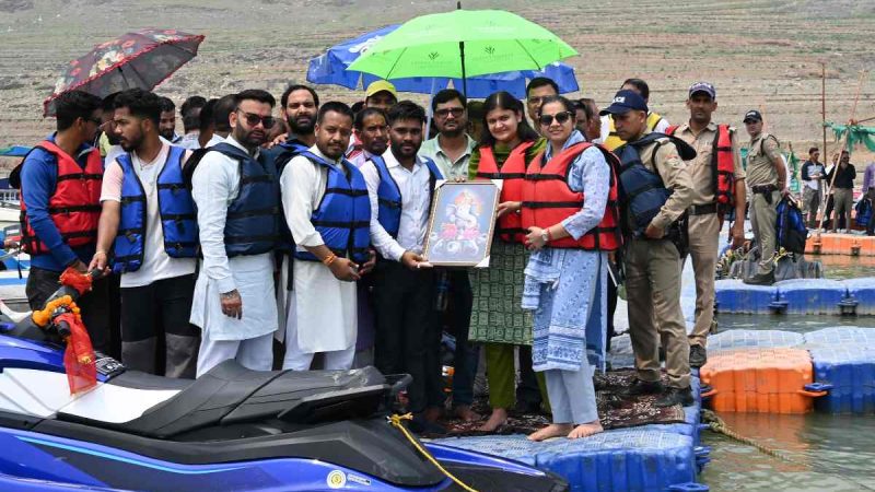 जिलाधिकारी टिहरी ने फ्लाईबोर्ड जलक्रीड़ा गतिविधियों का किया उद्घाटन