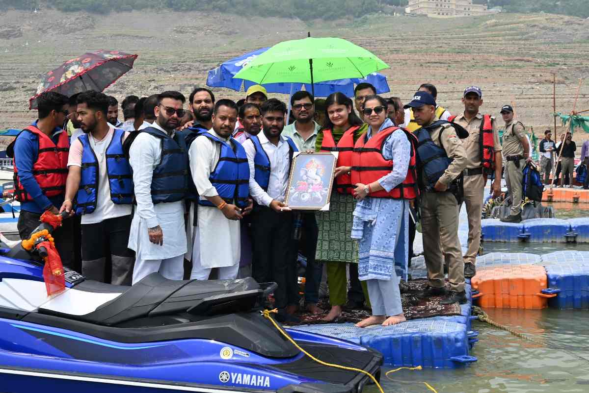 जिलाधिकारी टिहरी ने फ्लाईबोर्ड जलक्रीड़ा गतिविधियों का किया उद्घाटन