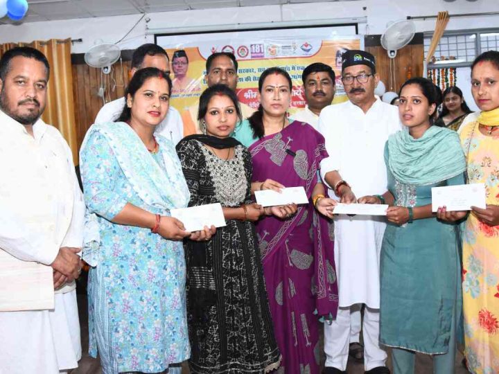 टिहरी में आंगनबाड़ी कार्यकत्रियों-सहायिकाओं को नियुक्ति पत्र वितरित
