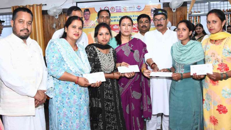 टिहरी में आंगनबाड़ी कार्यकत्रियों-सहायिकाओं को नियुक्ति पत्र वितरित