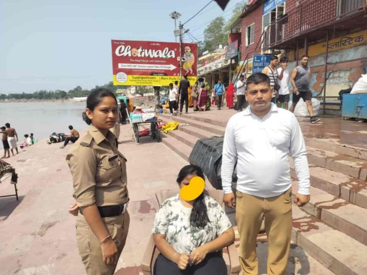 युवती गंगा में कूदी : जल पुलिस ने बचाया