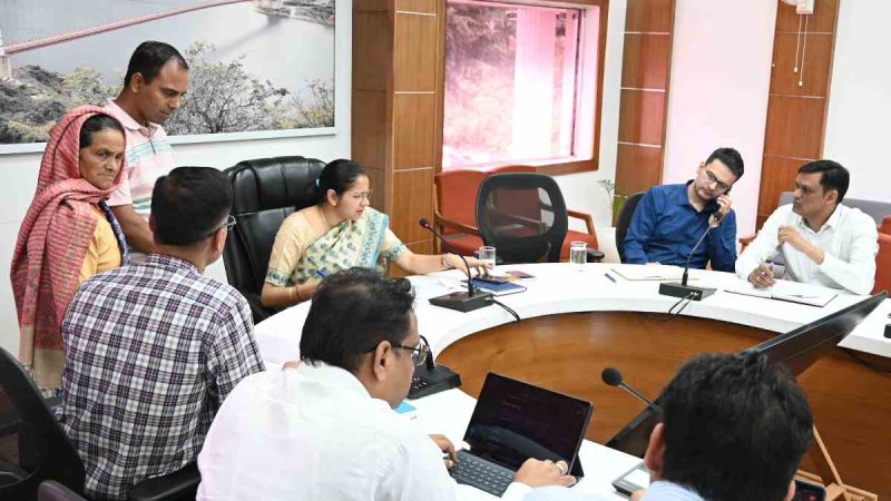 जनता मिलन कार्यक्रम में डीएम टिहरी ने सुनी आमजन की समस्याएं: 31 शिकायतें हुईं दर्ज