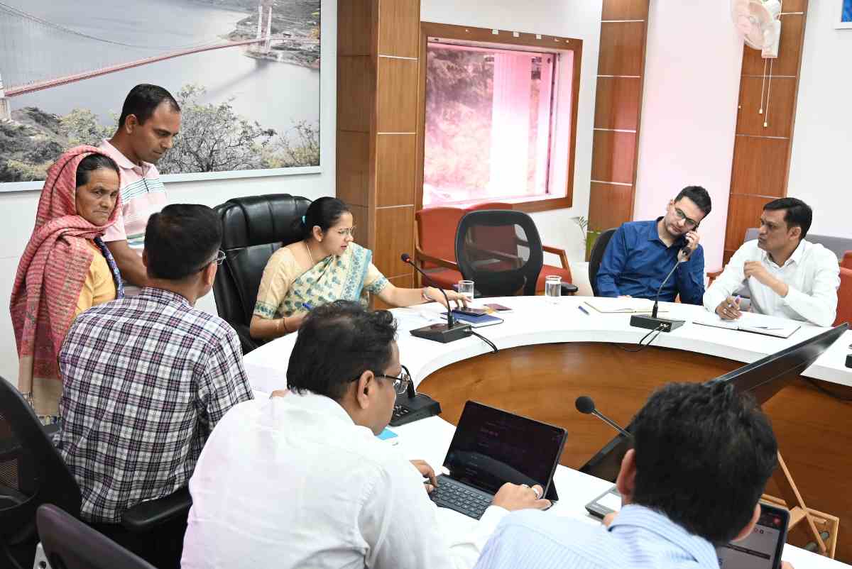 जनता मिलन कार्यक्रम में डीएम टिहरी ने सुनी आमजन की समस्याएं: 31 शिकायतें हुईं दर्ज