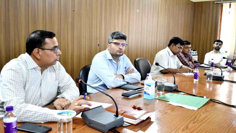 त्रिस्तरीय पंचायत चुनाव की तैयारियों के लिए डीएम ने की समीक्षा बैठक