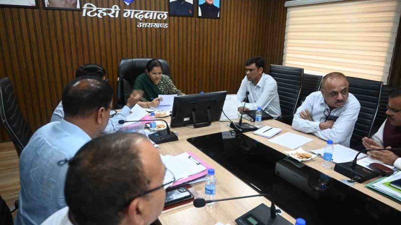 डीएम टिहरी ने ली पुनर्वास कार्याे की समीक्षा बैठक